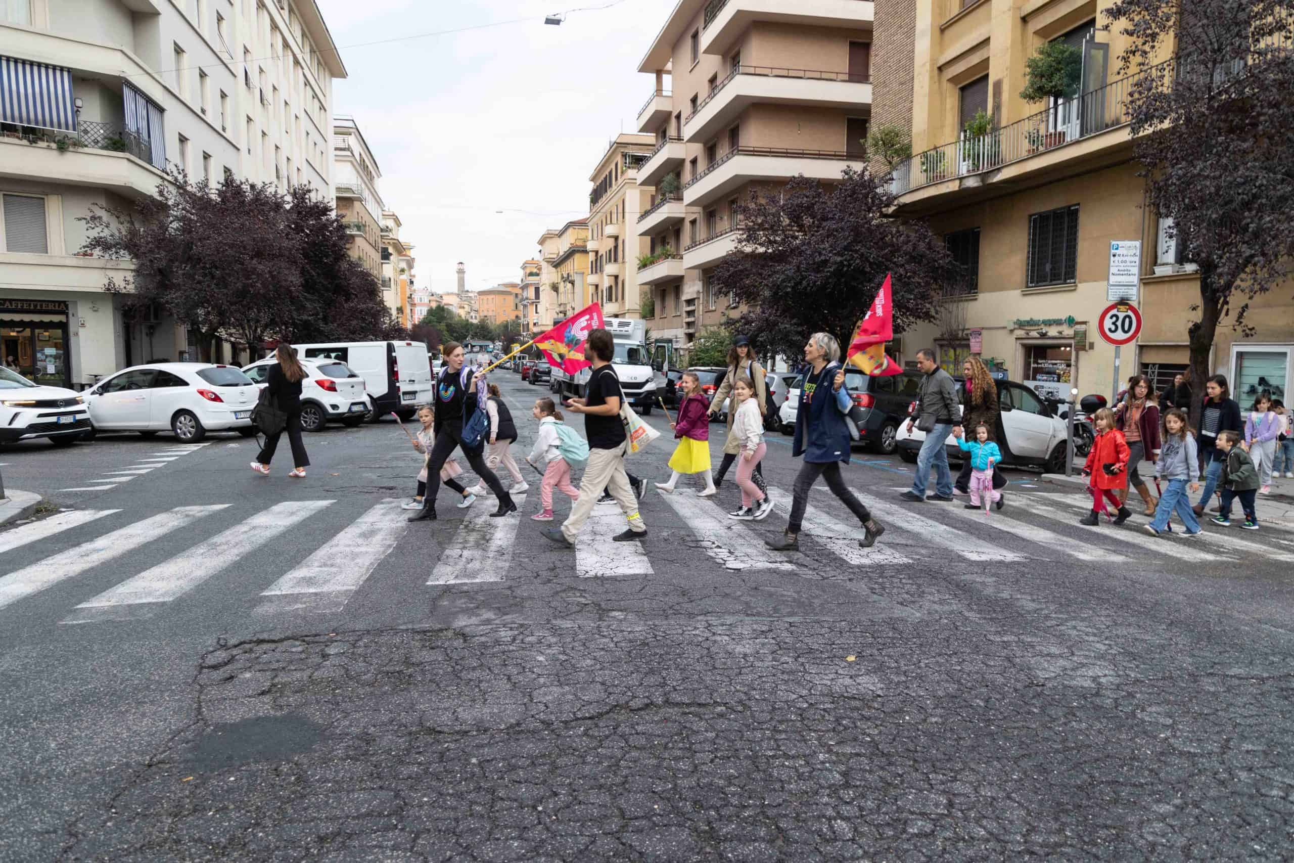Senza le auto migliora la qualità dell’aria davanti a 2.000 scuole a Milano e Roma. Lo dimostra un nuovo studio scientifico