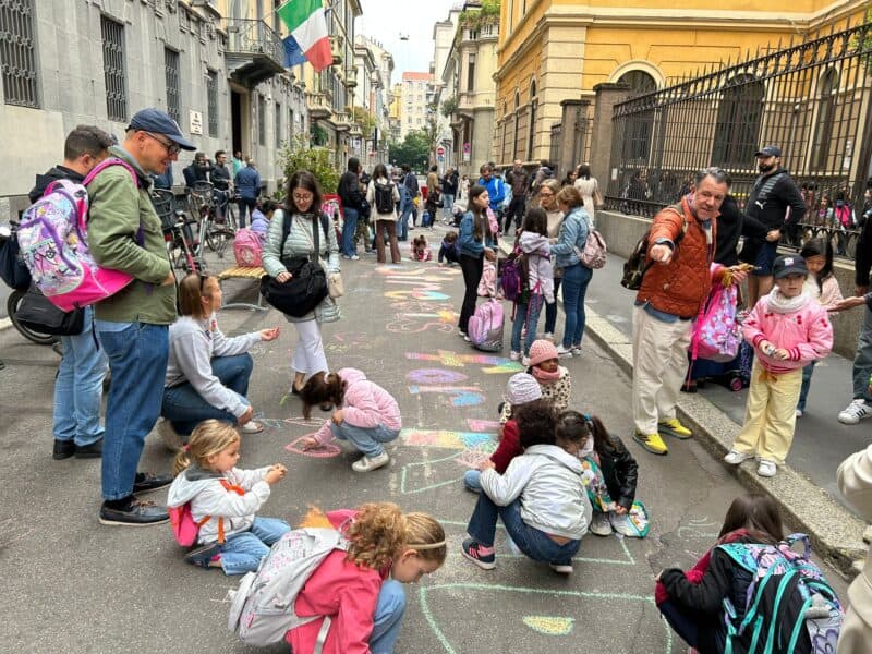 Istituire strade scolastiche intorno alle scuole farebbe diminuire l’inquinamento fino al 20%