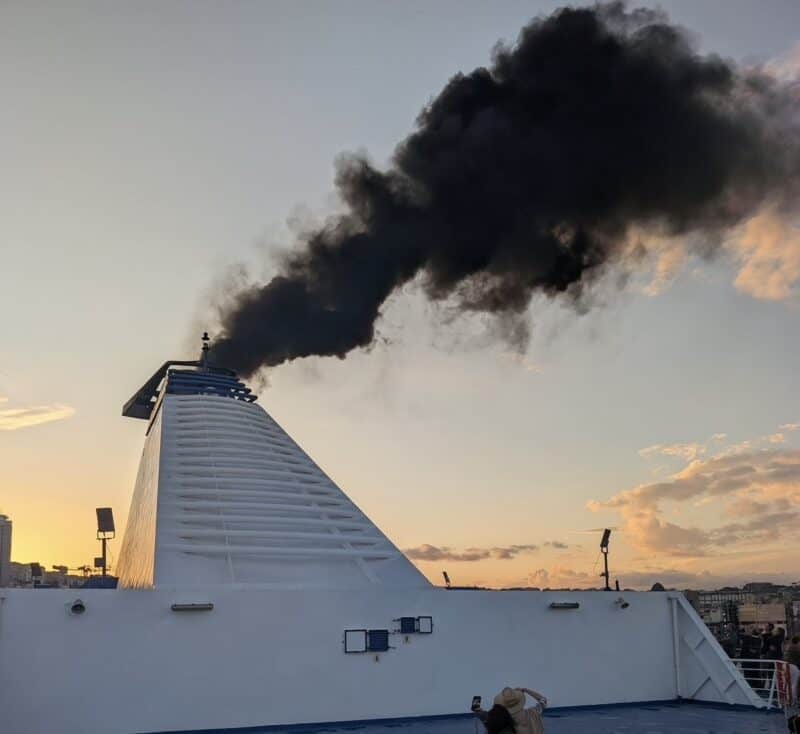 Nubi di fumi tossici ogni giorno sopra Napoli, emessi dai traghetti fermi in porto: livelli molto superiori a quelli consentiti dall’Organizzazione Mondiale della Sanità