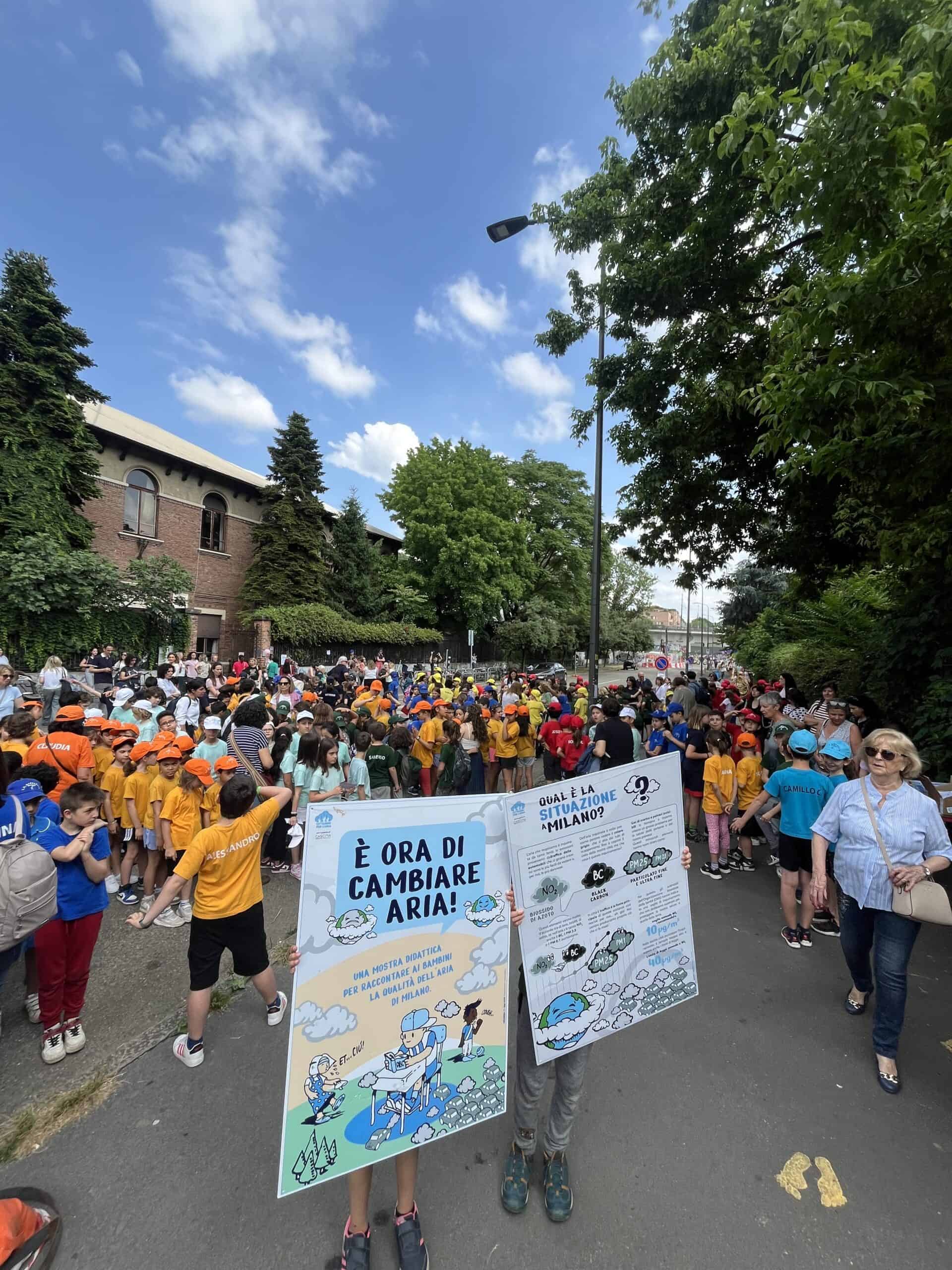 I bambini e le bambine della scuola Rinnovata Pizzigoni di Milano hanno consegnato all’assessora Grandi le cartoline per il sindaco sulla città nella quale desiderano vivere: con meno auto e più verde   