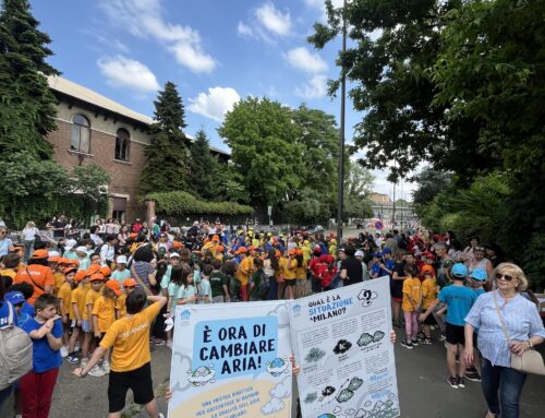 I bambini e le bambine della scuola Rinnovata Pizzigoni di Milano hanno consegnato all’assessora Grandi le cartoline per il sindaco sulla città nella quale desiderano vivere: con meno auto e più verde   