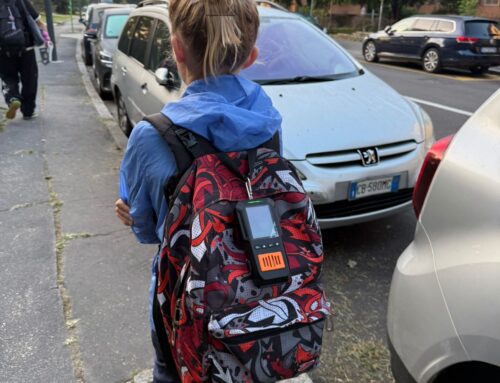 A MILANO BAMBINO CAMMINA DA CASA A SCUOLA CON IL SENSORE CHE RILEVA GLI INQUINANTI DELL’ARIA INSTALLATO DALL’UNIVERSITÀ BICOCCA: I LIVELLI PIÙ ALTI IN PIAZZALE LUGANO